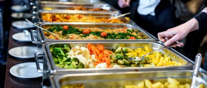 Bandejas de buffet libre de comedor de empresa con diferentes alimentos