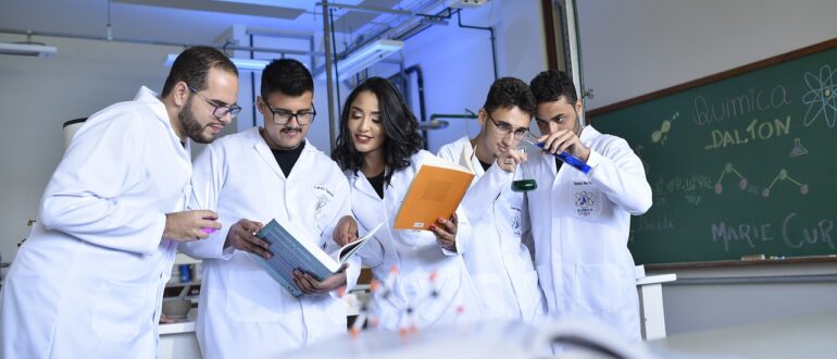 Profesionales sanitarios analizando información sobre complementos alimenticios en una sesión de formación